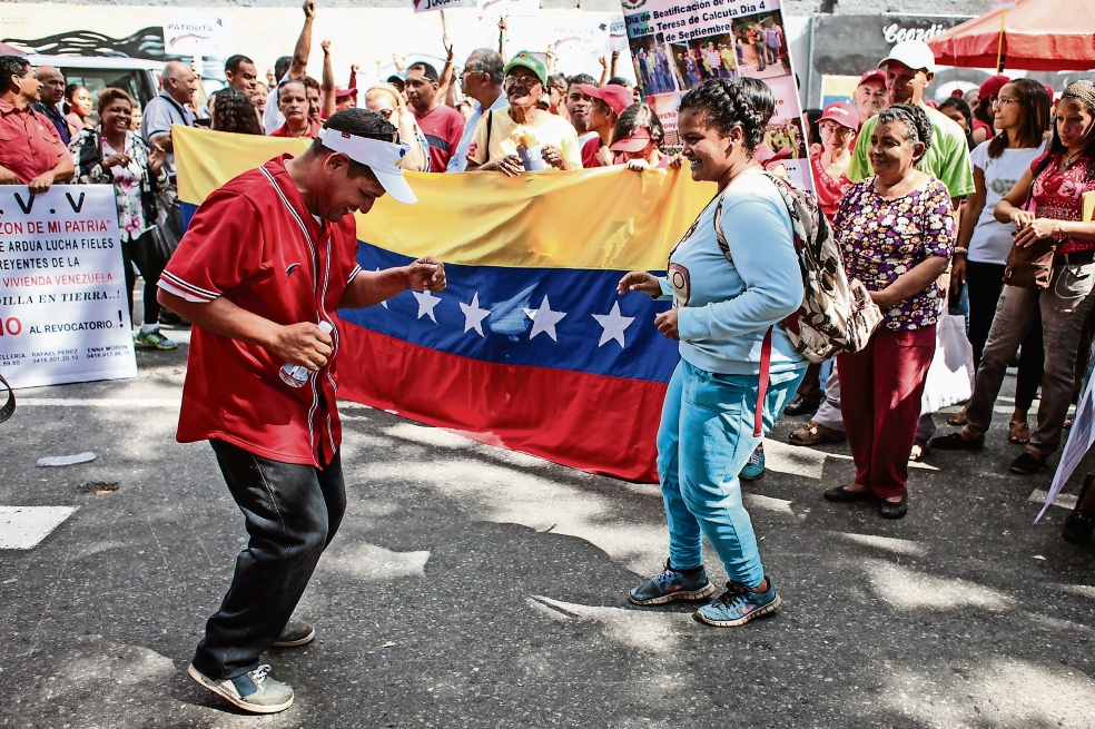 Oposición venezolana frena juicio político a Maduro 