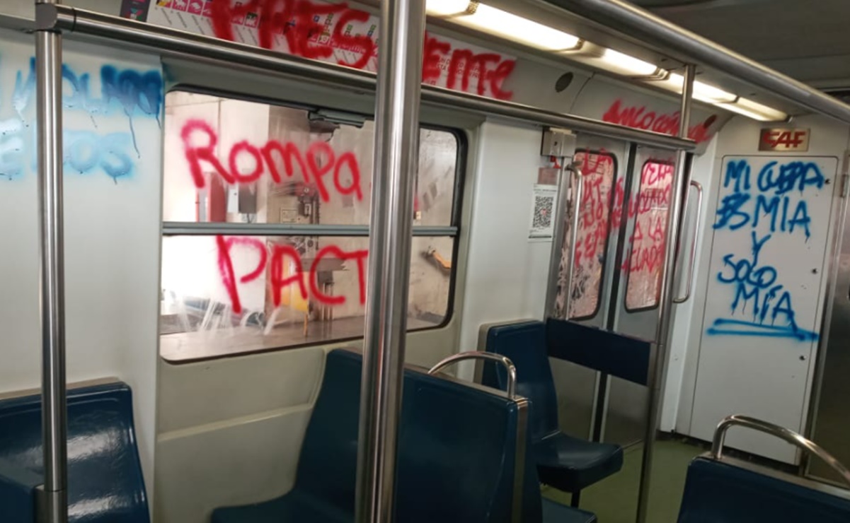 Encapuchadas realizan pintas y destrozos en Metro Pino Suárez tras protesta en Palacio Nacional