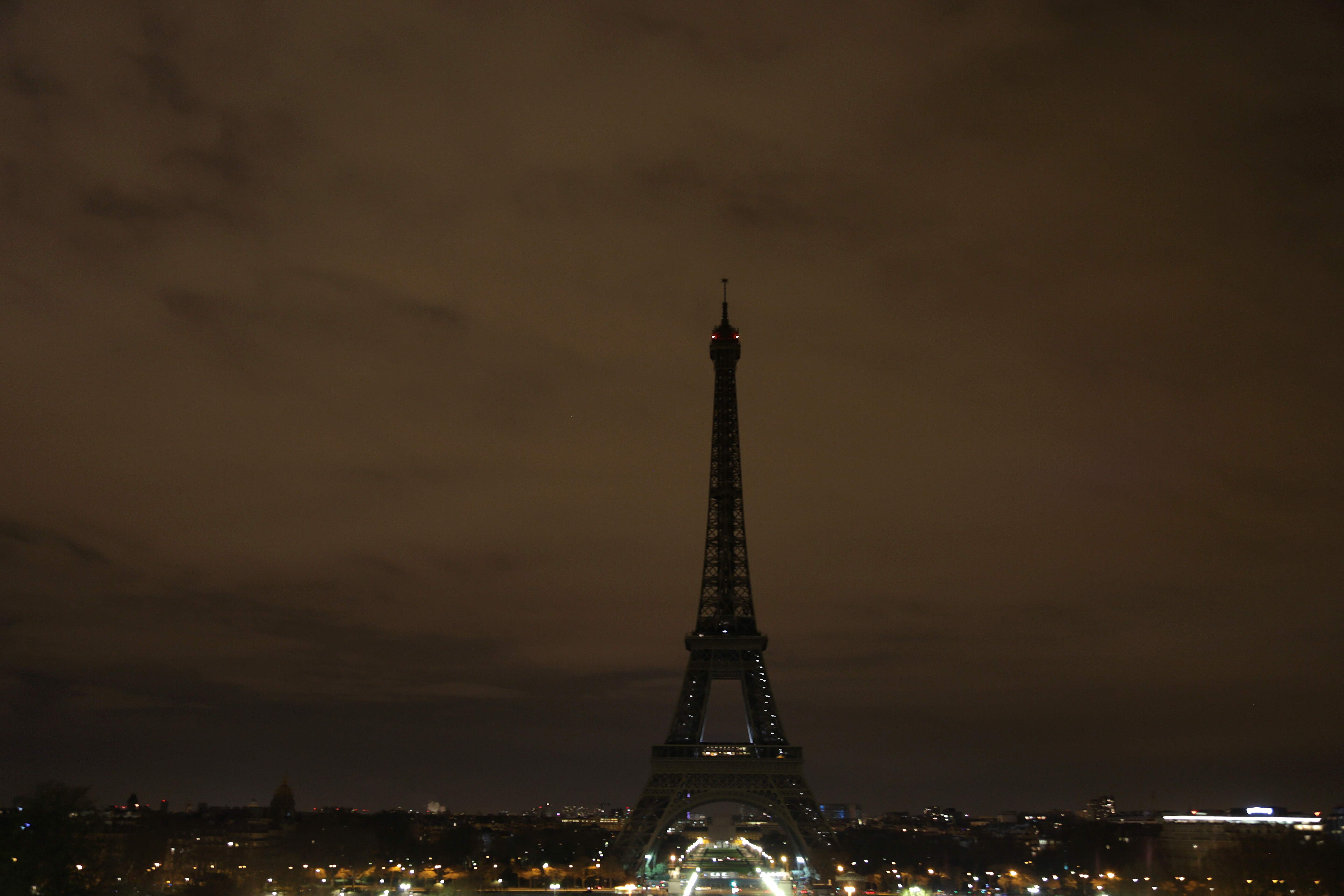 Torre Eiffel  apaga sus luces en honor a víctimas de Londres 