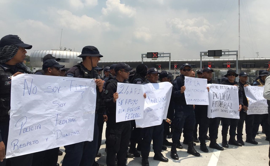 "No soy fifí, soy Policía Federal", dicen uniformados en bloqueos