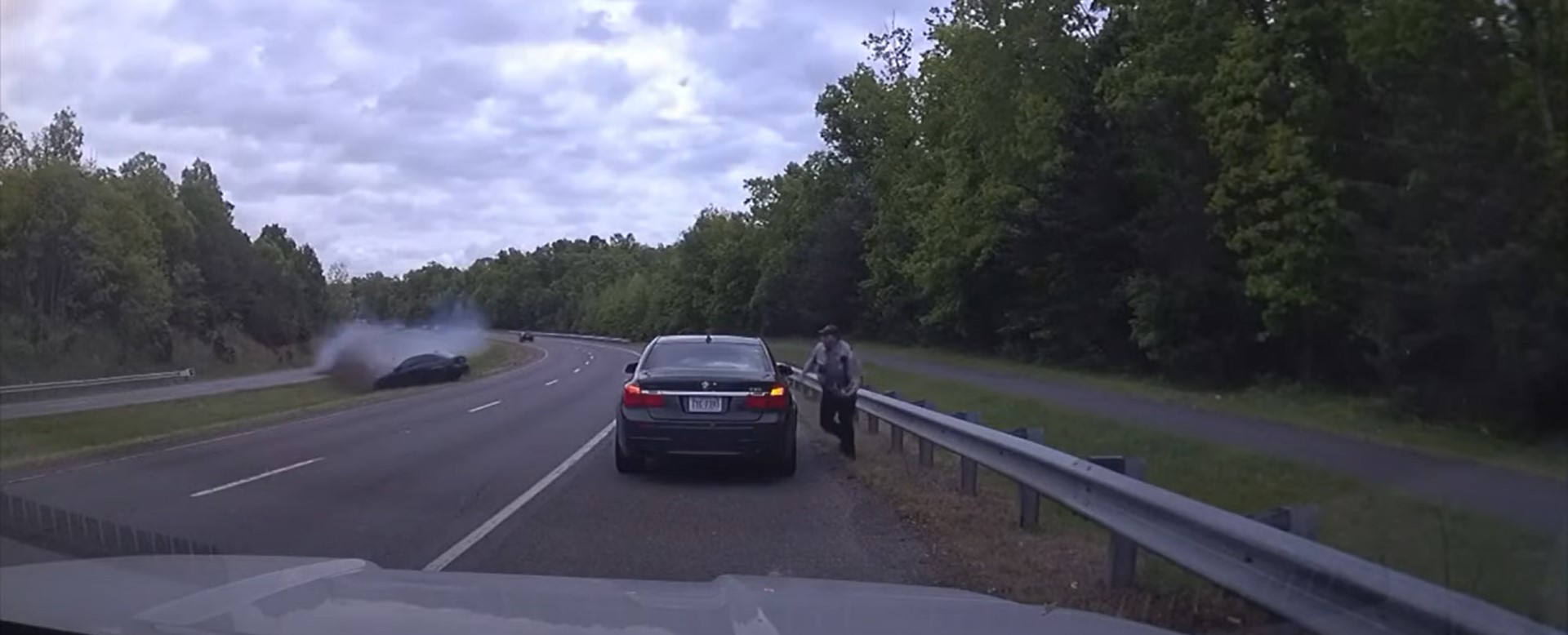 VIDEO: policía esquiva choque en carretera