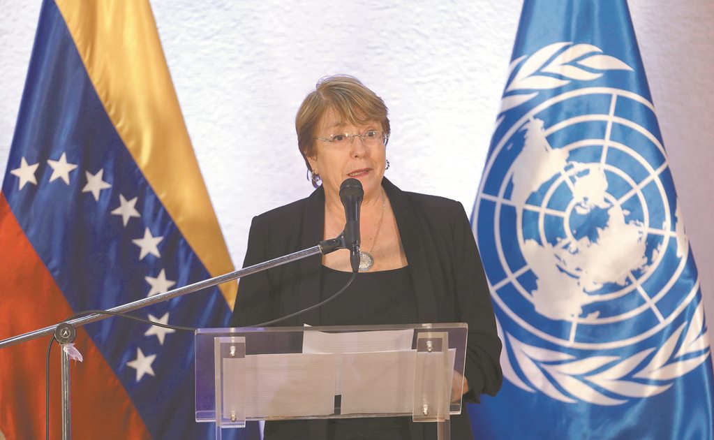 Expresidenta Bachelet insta al diálogo y pide a chilenos protestar "de forma pacífica"