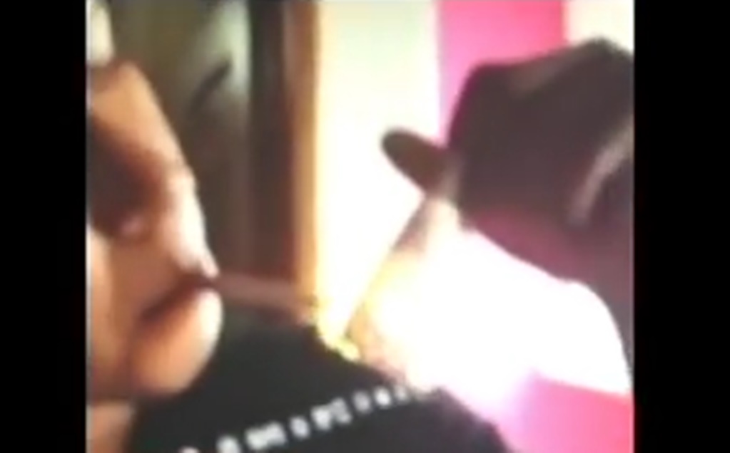 Video. Hijo de diputado prende cigarros con billetes
