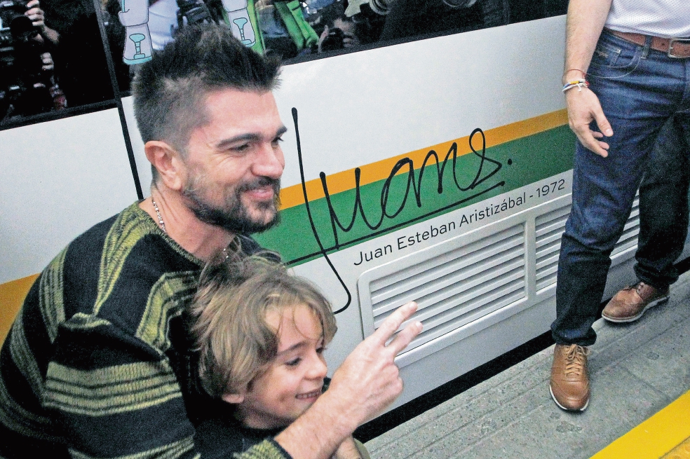Juanes pasea en un Medellín sin violencia