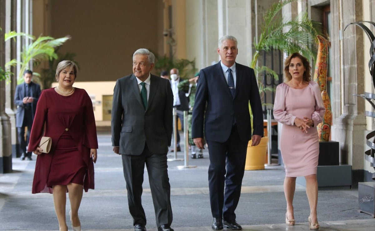 Presidente de Cuba acompaña a AMLO en el desfile militar