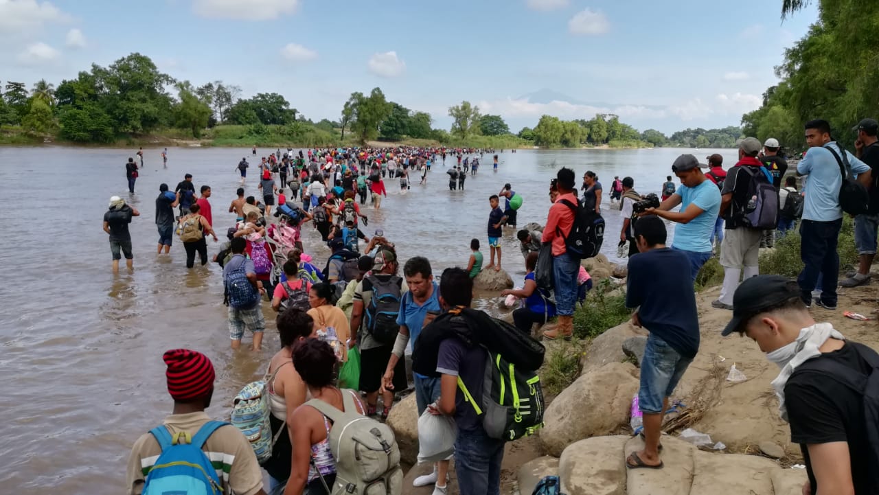 Caravana de migrantes cruza el río Suchiate hacia México