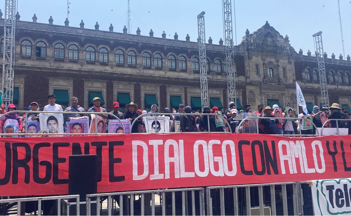 Caso Ayotzinapa: Padres de los 43 retiran plantón del Zócalo; deciden no tensar más la relación con AMLO 