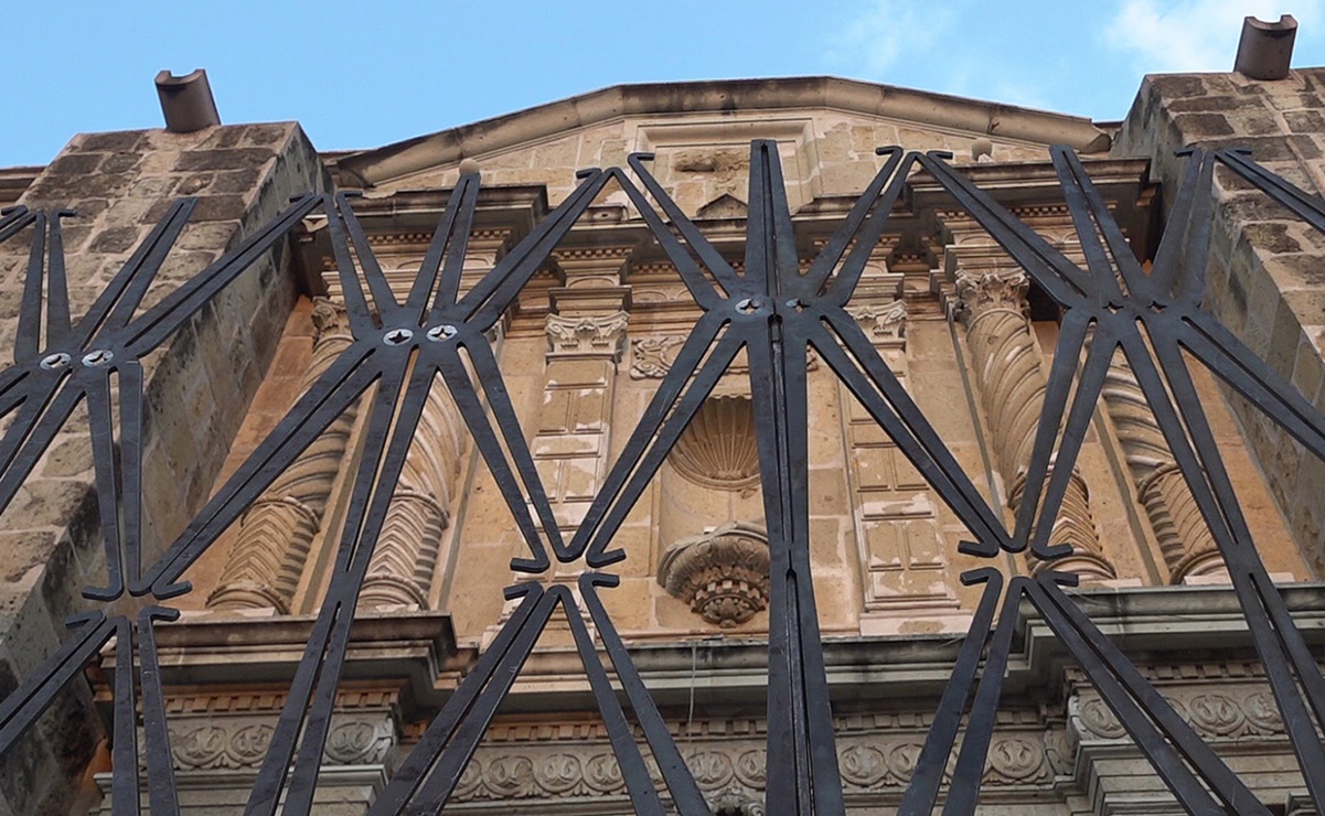 Obra póstuma de Francisco Toledo se erige como ícono frente a un templo colonial en Oaxaca