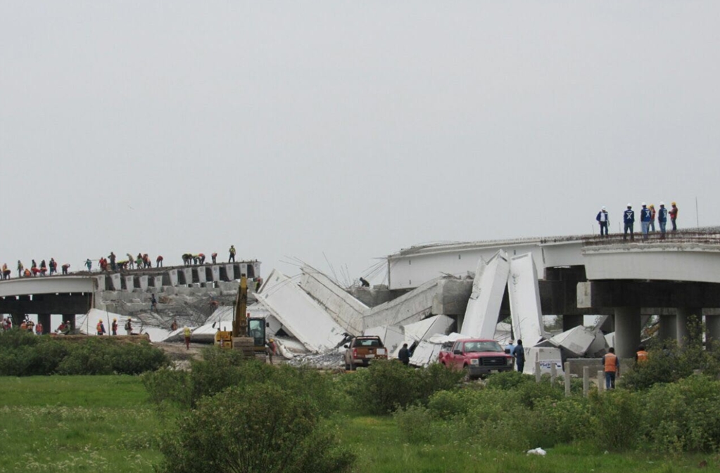 Tras sismo se desploma puente de la autopista Pirámides-Texcoco