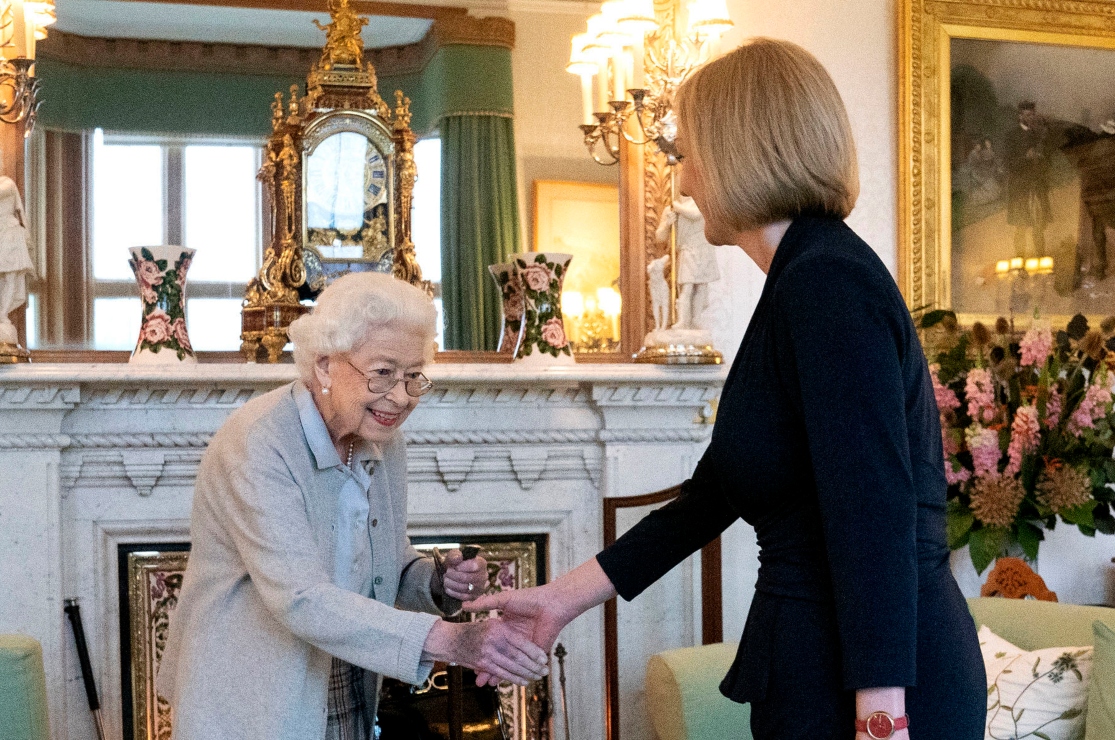 Liz Truss es nombrada oficialmente primera ministra británica