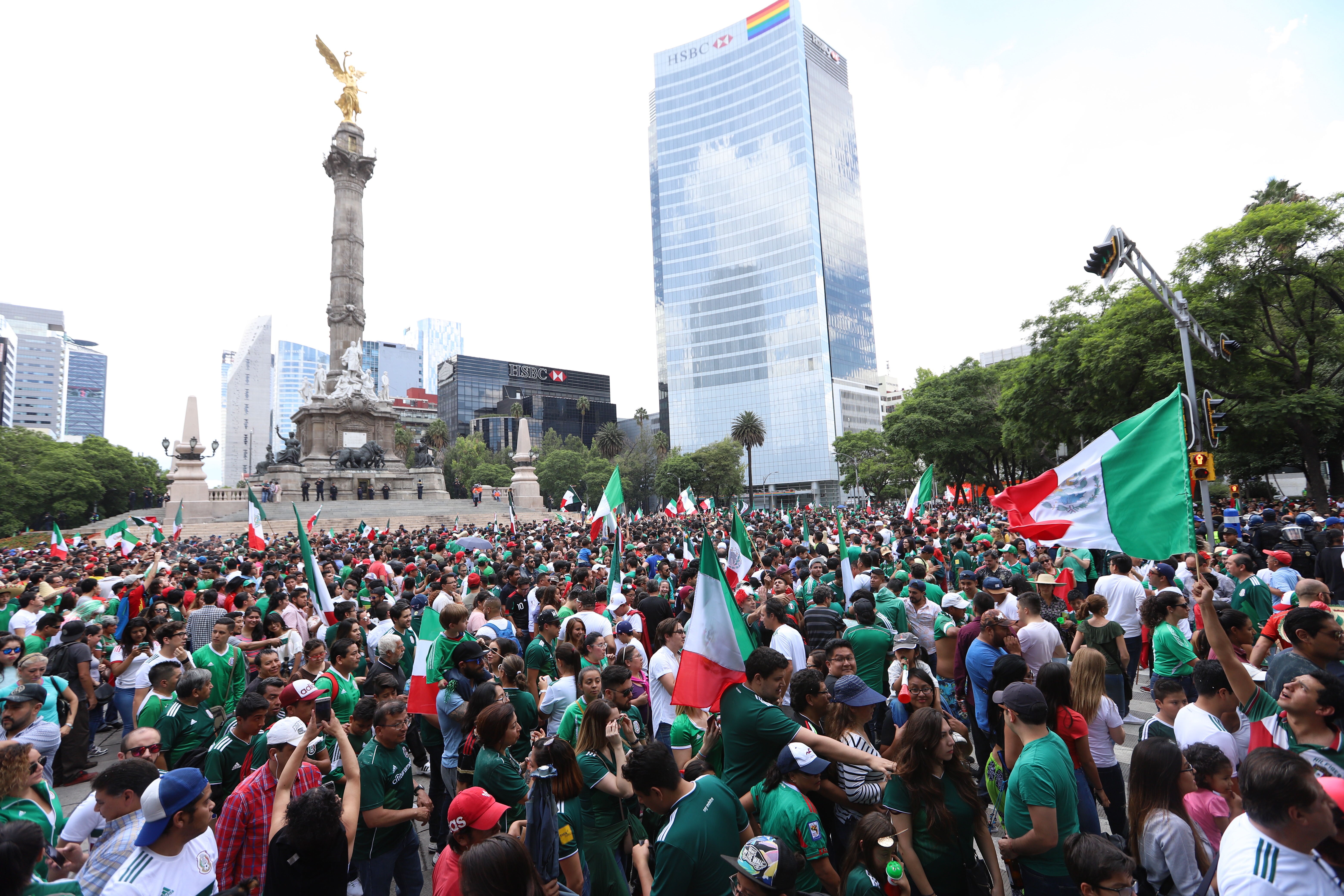 Mexicano pide matrimonio en el Ángel de la Independencia