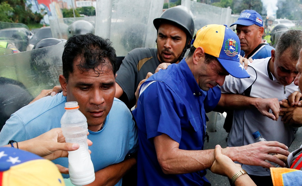 Venezuela: Agreden con gases lacrimógenos a Capriles