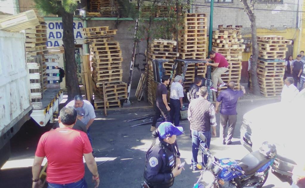 Retiran 15 toneladas de tarimas de madera en Iztacalco