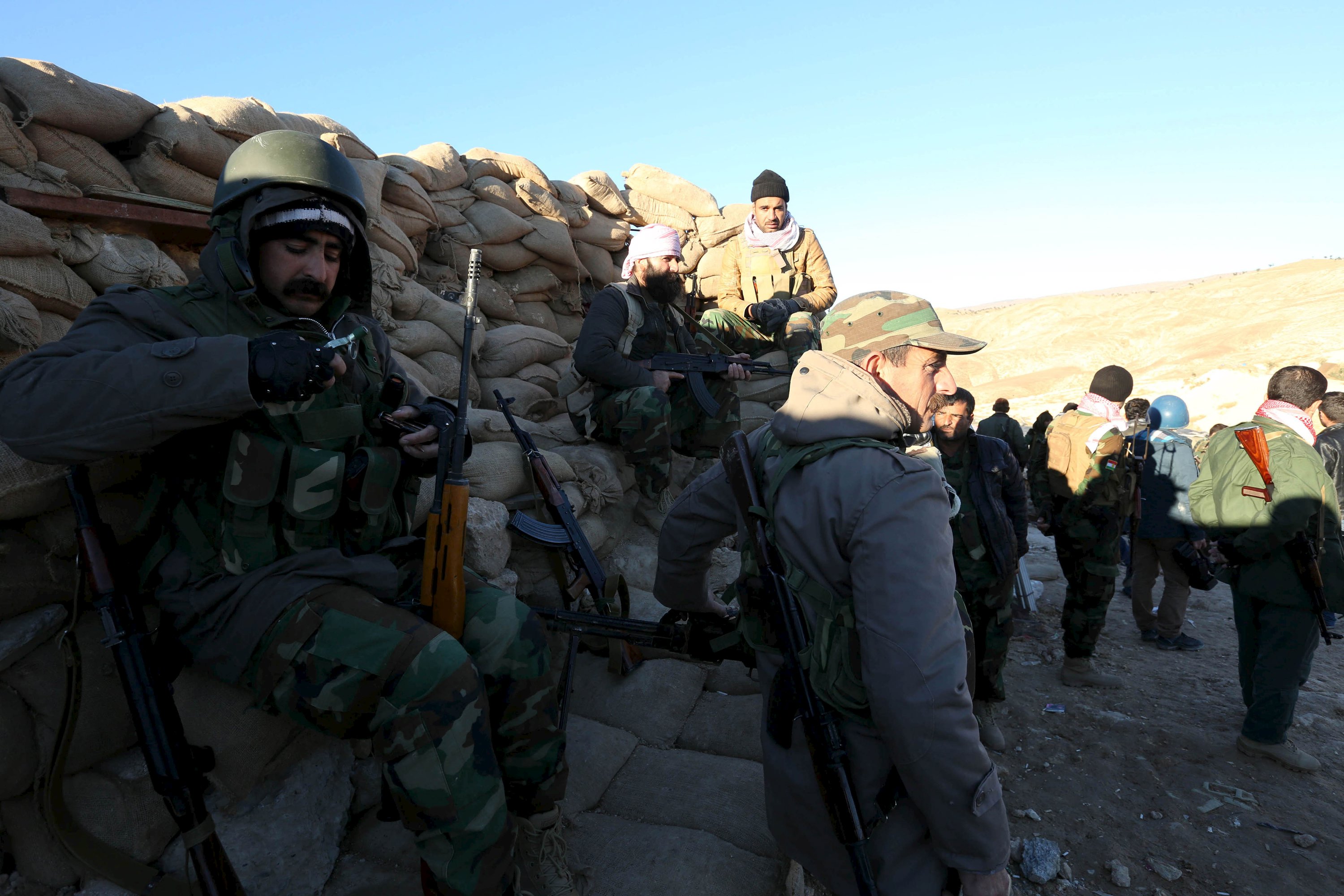 Kurdos lanzan ofensiva contra EI en Irak