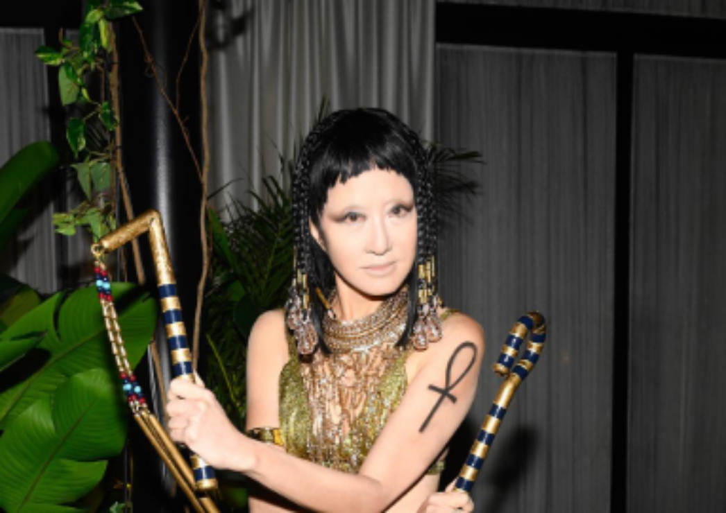 Vera Wang, de 73 años, luce impresionante disfraz estilo Cleopatra