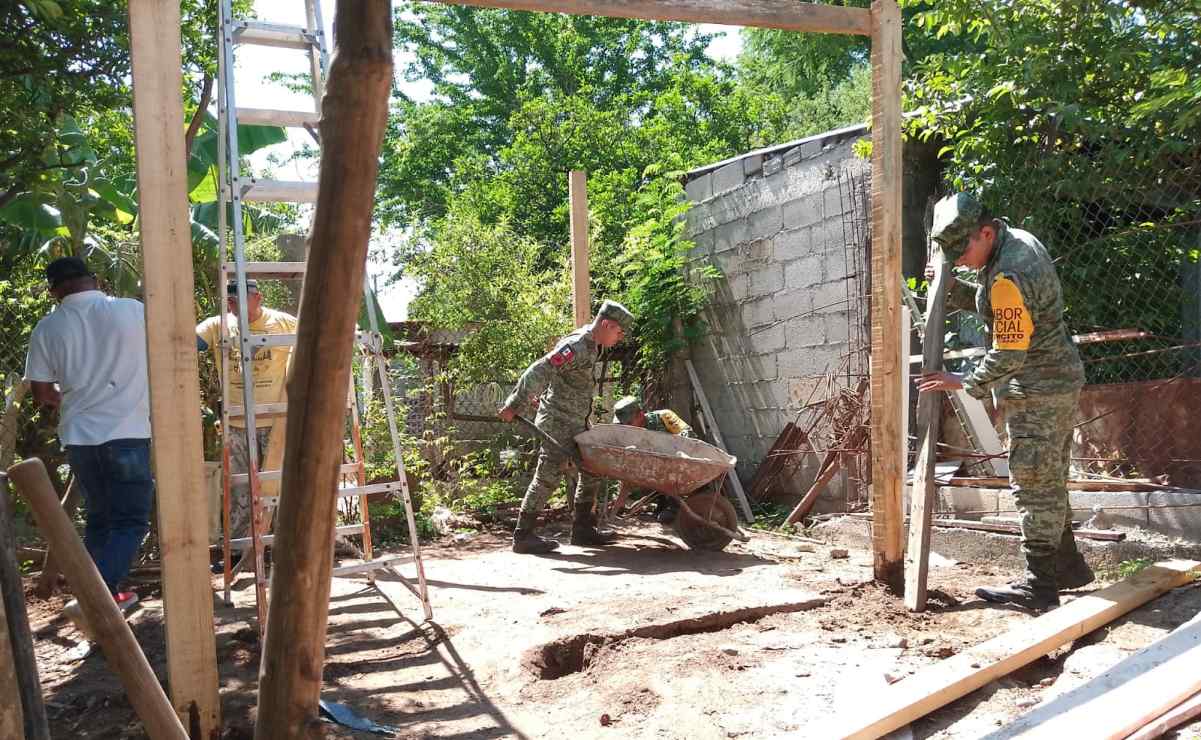 Militares ayudan en trabajos de reconstrucción, con damnificados de Tamaulipas