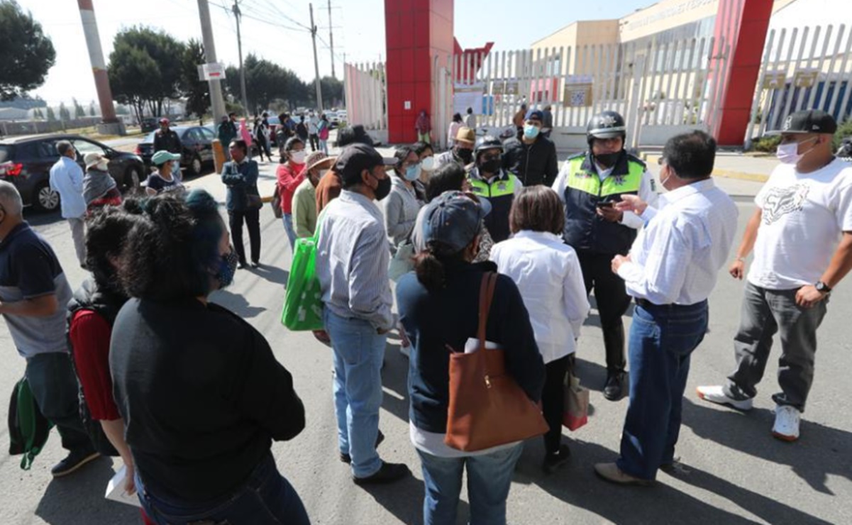 Abuelitos se quedan sin vacuna contra Covid-19 en Toluca; acusan falta de información