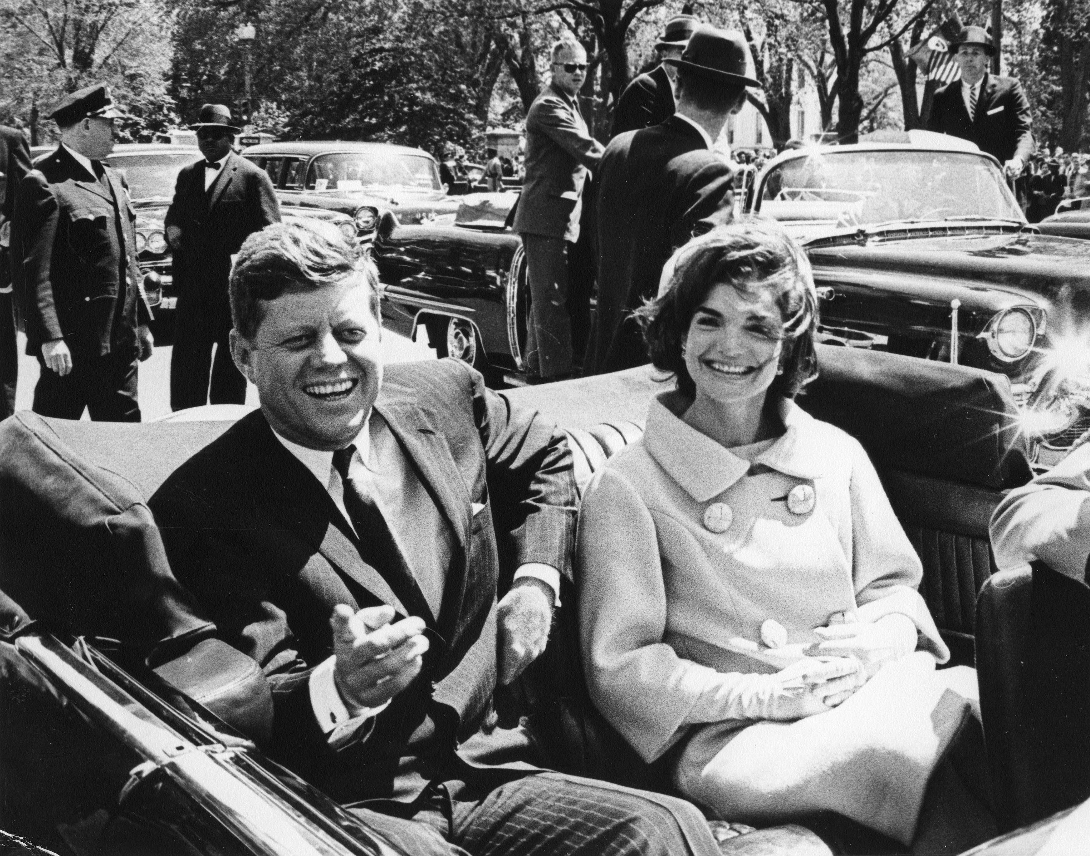 EU revela nuevos archivos de Kennedy; detallan viaje de Oswald a México