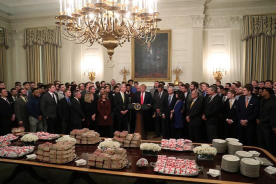 Trump lo vuelve hacer, ofrece comida rápida a jugadores en la Casa Blanca