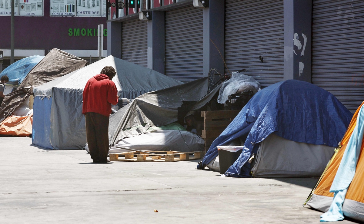California ordena desmantelar campamentos de personas sin techo