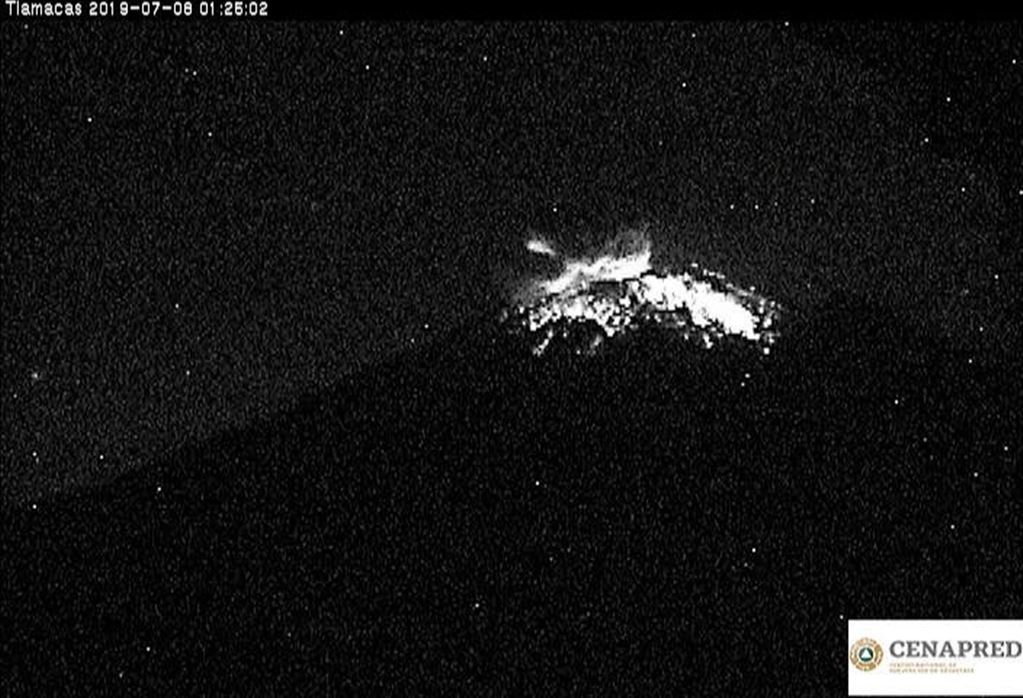 Popocatépetl registra explosión; emite una fumarola de 800 metros