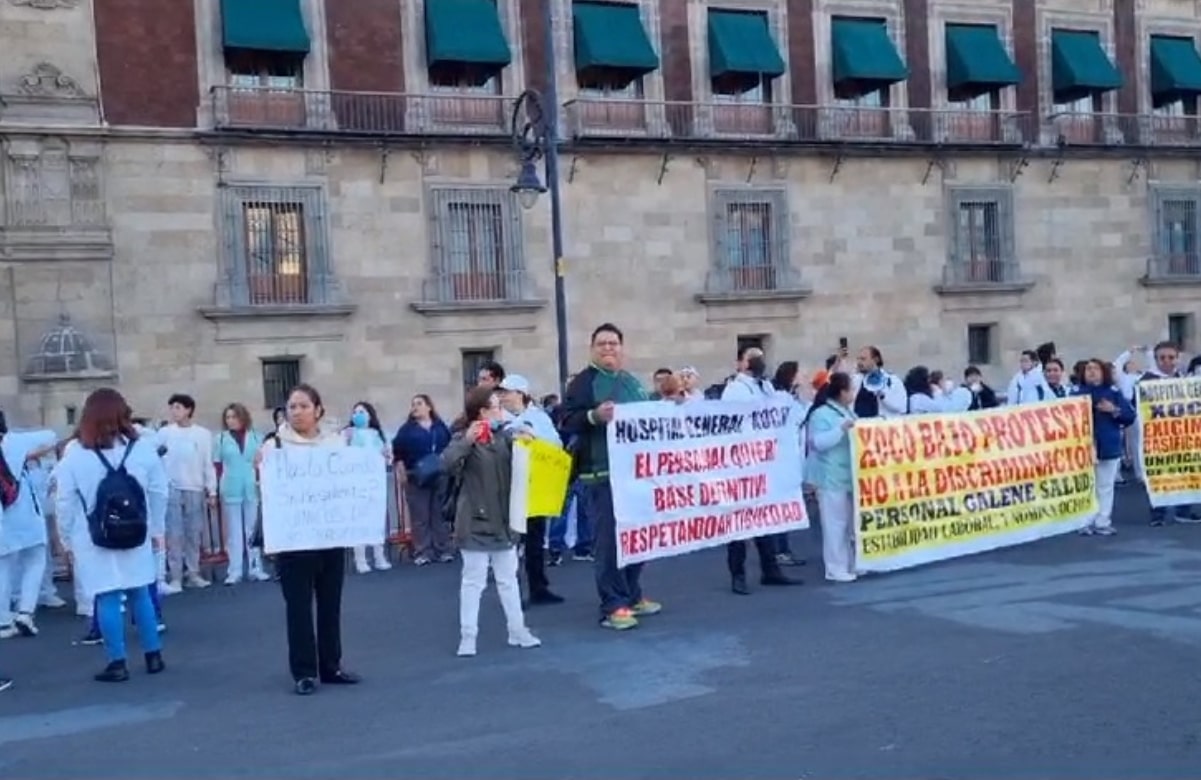 Condenan agresiones a personal médico que protestó en el Zócalo