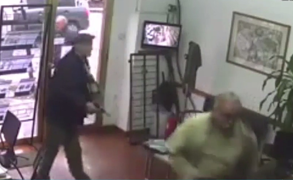 Video. Ancianos roban local en Argentina a punta de pistola