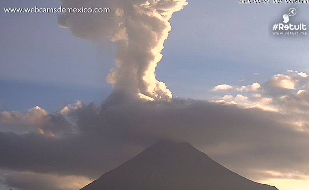Volcán de Colima emite fumarola de 2 km 