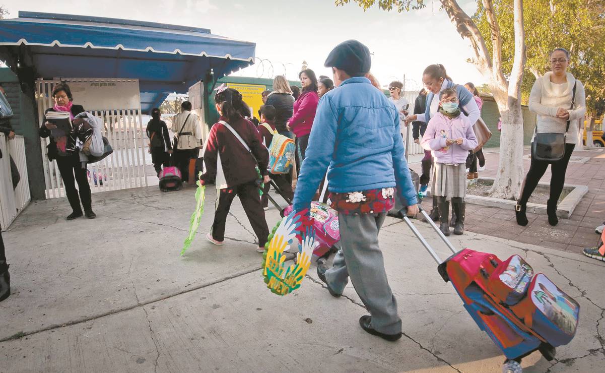 Padres piden vuelta a las aulas en verde