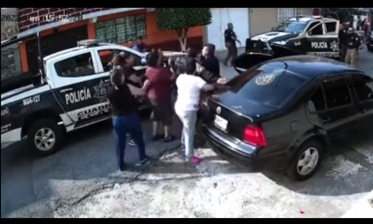 Video. Policía del Edomex se le va a los golpes a una mujer, se pone eufórico y sus compañeros lo apartan 