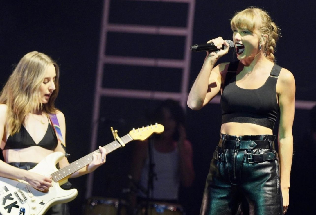 Taylor Swift reafirma la tendencia de usar pantalones de cuero