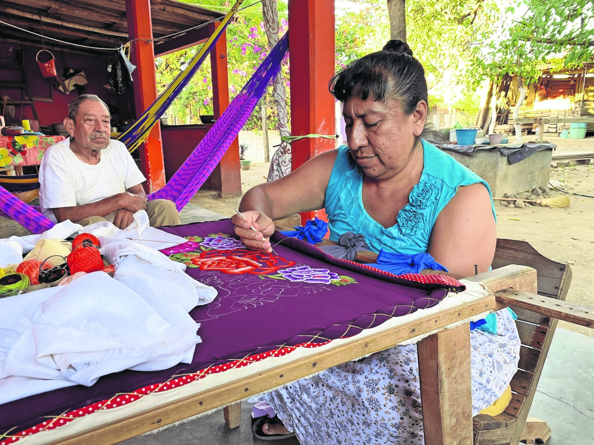 Trabajan para preservar oficio de bordadoras  en Oaxaca