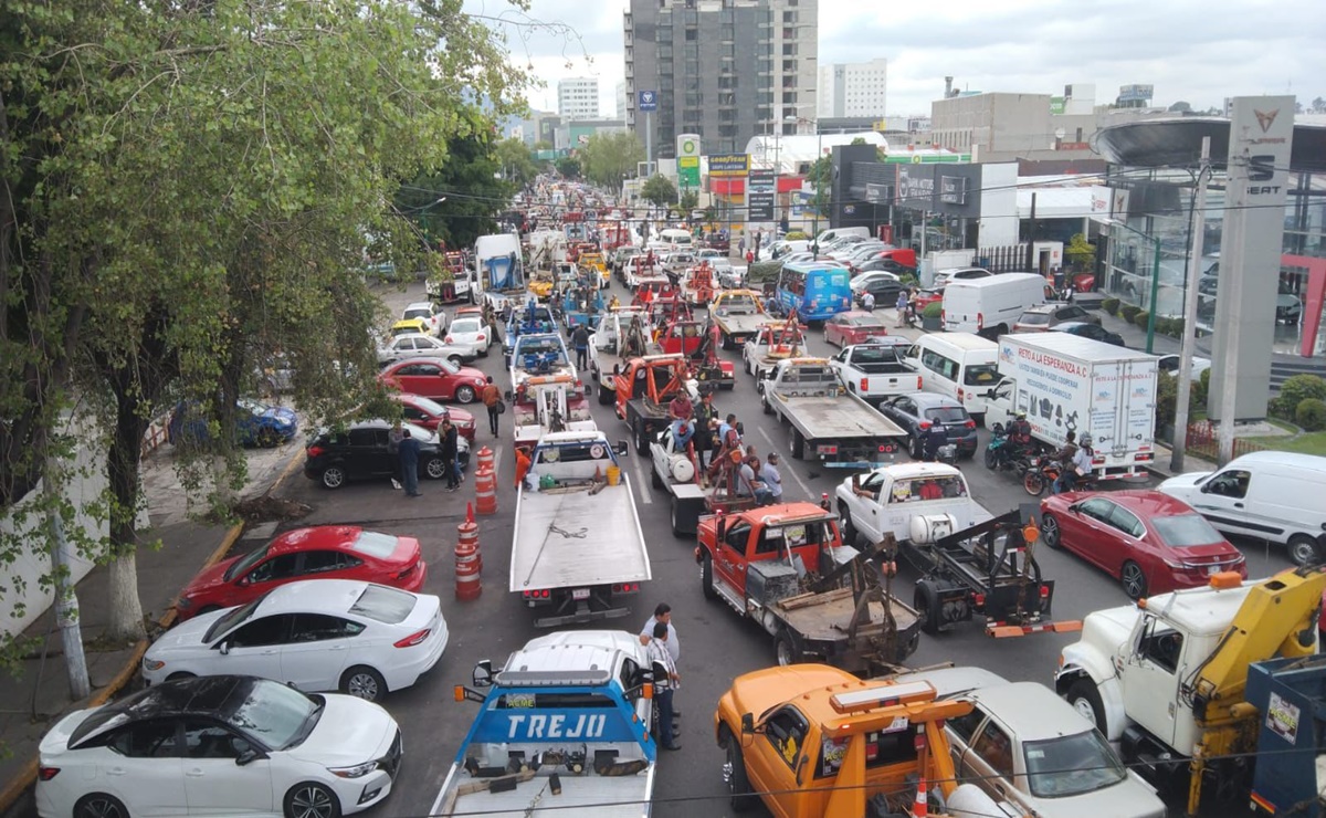 Choferes de grúas colapsan vialidades en Tlalnepantla en protesta contra Ley de Movilidad del Edomex