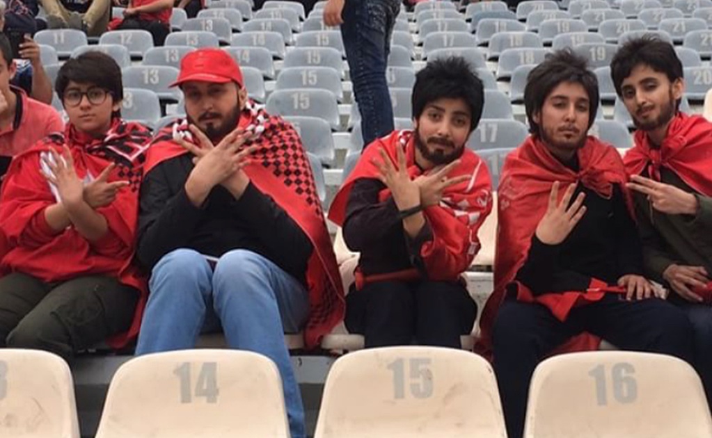 Mujeres iraníes usan barba falsa para poder ver un partido de fútbol