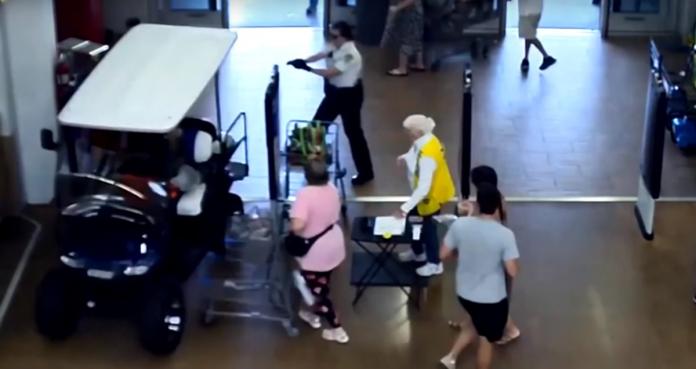 Video. Hombre irrumpe en Walmart a bordo de carrito de golf en Florida