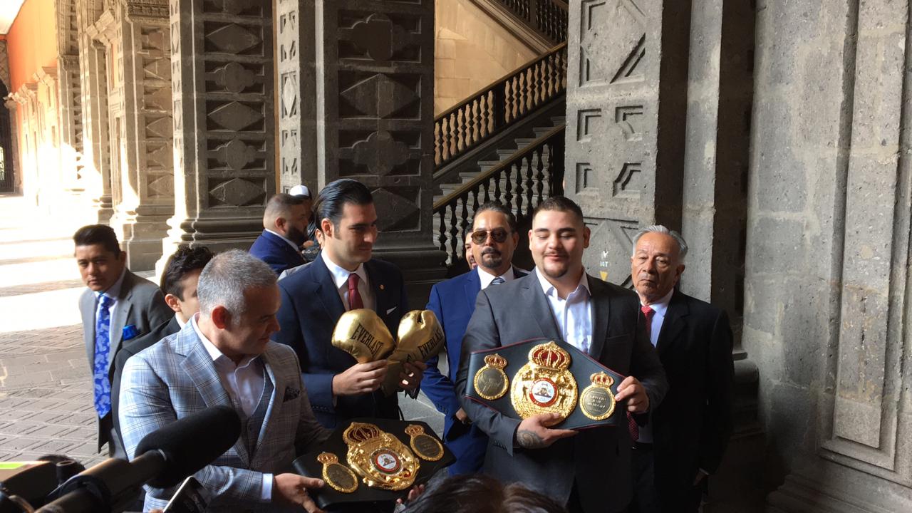 AMLO recibe al campeón Andy Ruiz en Palacio Nacional