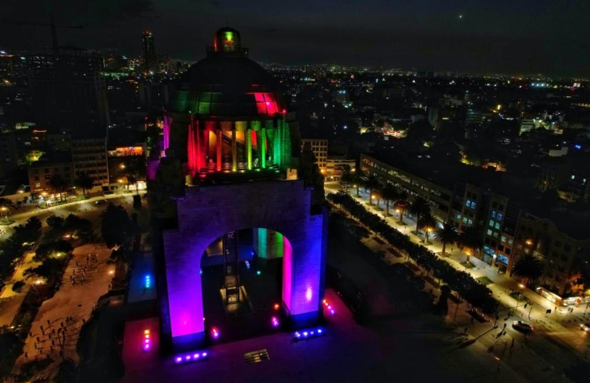 Edificios del centro histórico de la CDMX se iluminan con los colores de la bandera LGBTTTIQ+