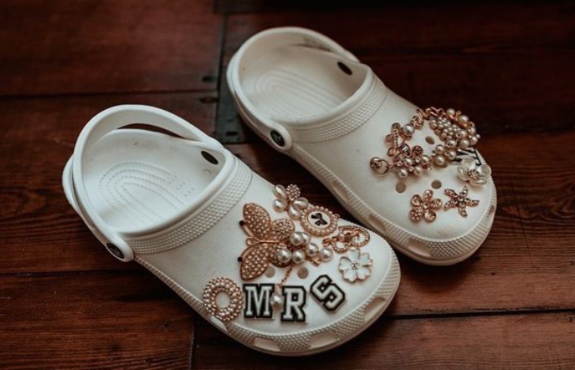 Crocs aumenta su uso en bodas, ¿una nueva forma de derribar estereotipos?