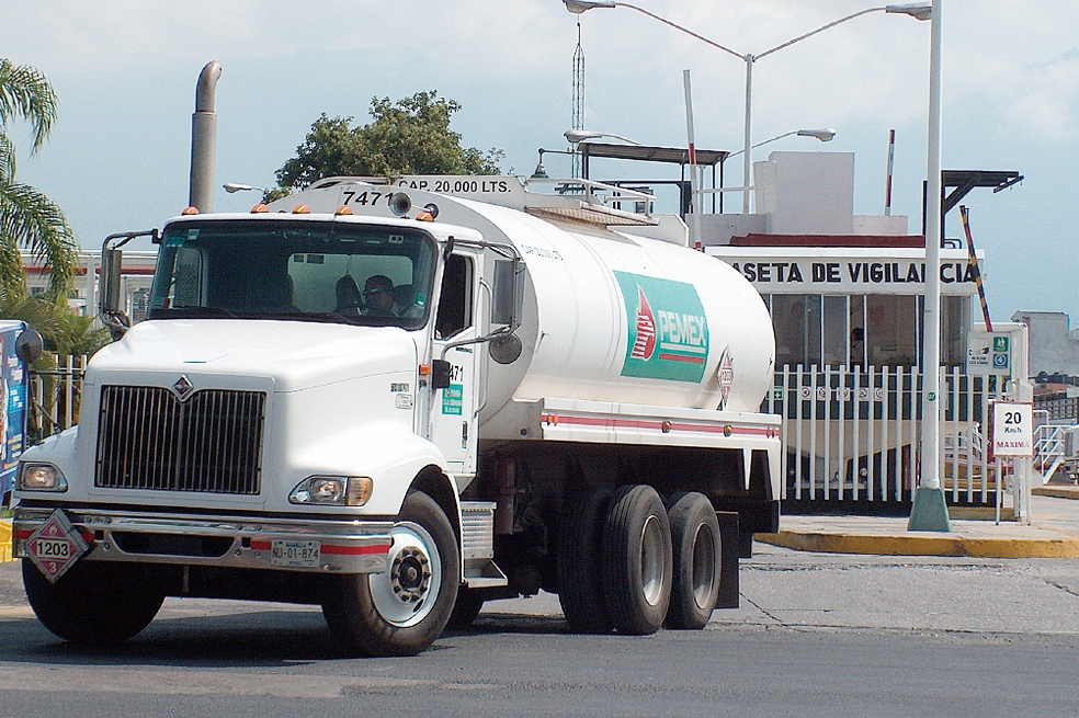 Huracán Hilary afecta suministro de combustibles; Pemex y autotransportistas alistan rutas alternas