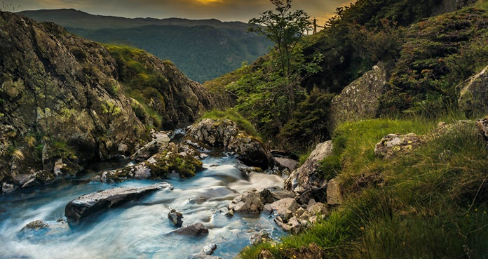 Excursionista muere tras resbalar en cascada de California 