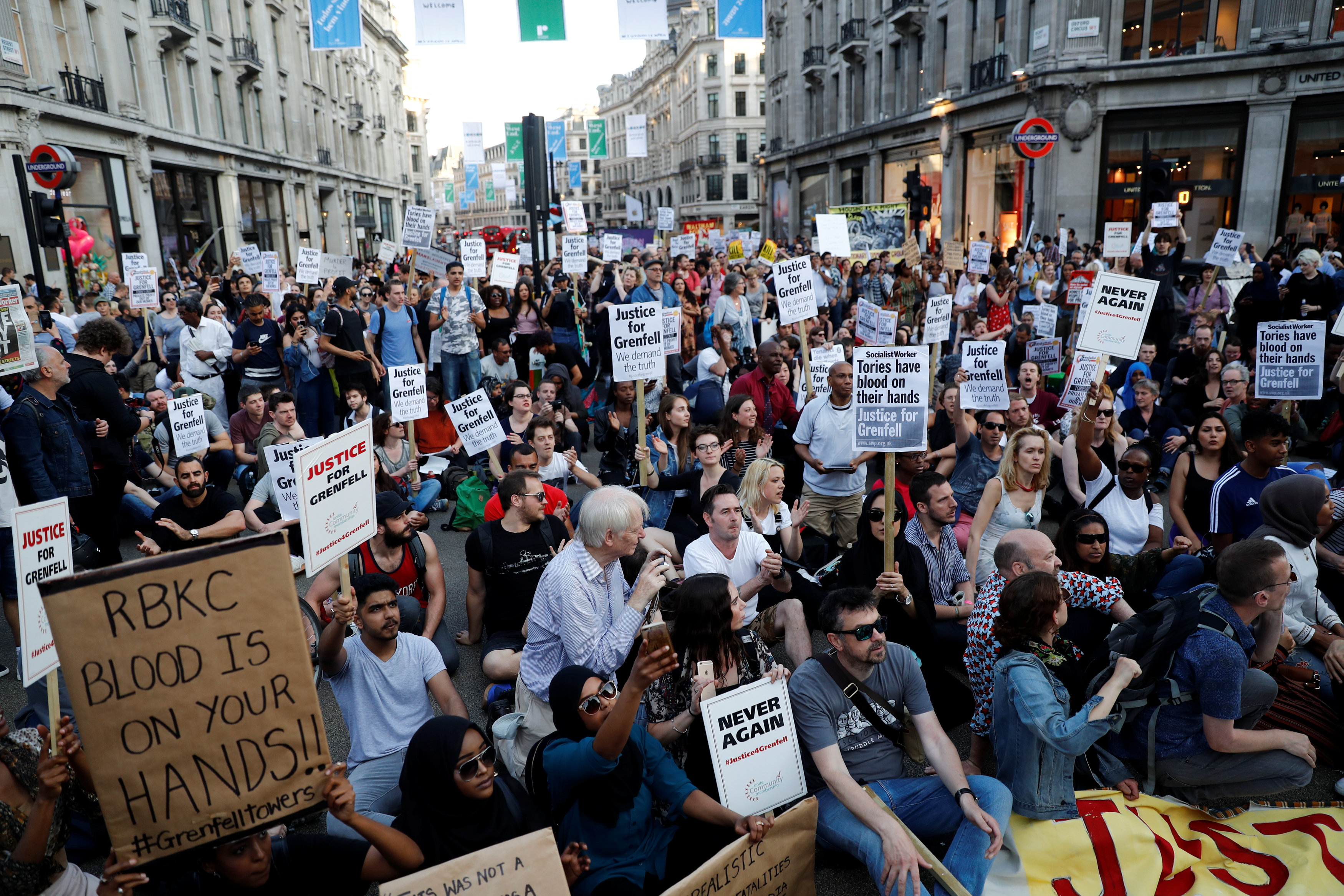 Crecen protestas tras incendio en torre de Londres