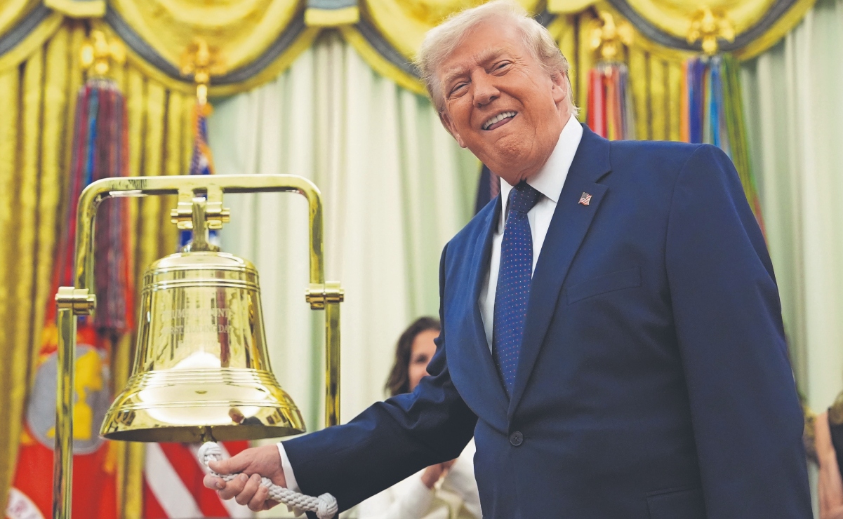 Donald Trump hace sonar la campana de apertura de la Bolsa de Valores, en la Casa Blanca. Foto: AP