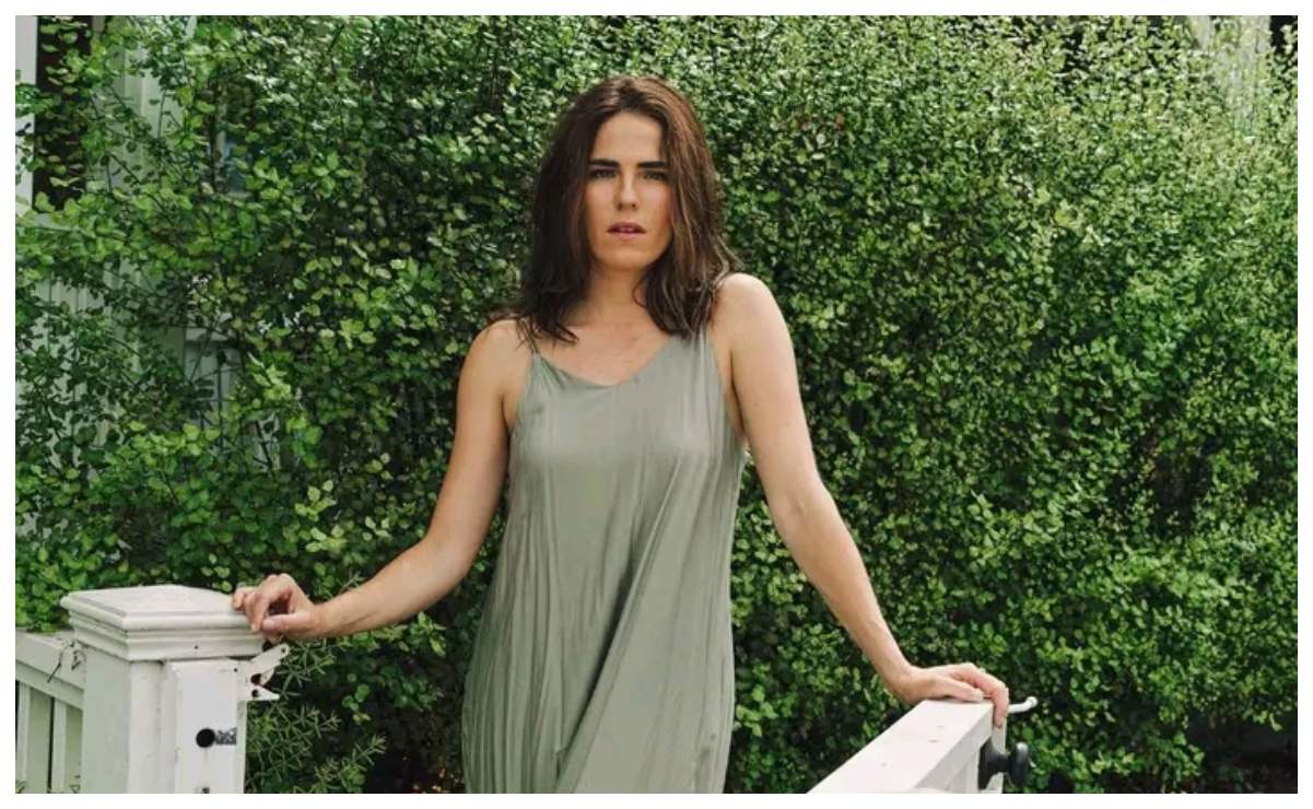 Karla Souza luce atrevido vestido globo con escote extra pronunciado