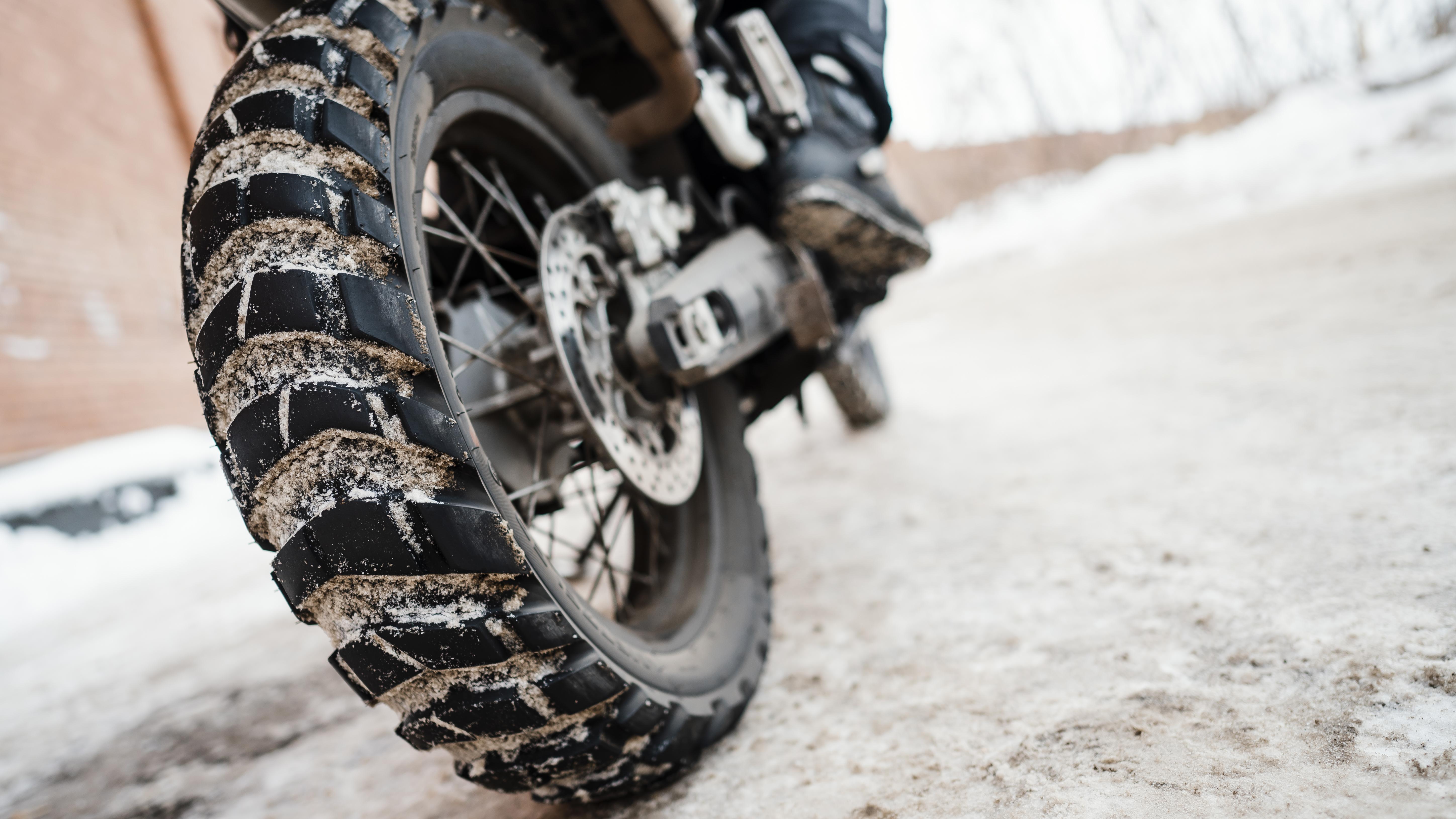 Policía de Angostura en Culiacán, aseguró 14 motocicletas a adolescentes que realizaban arrancones