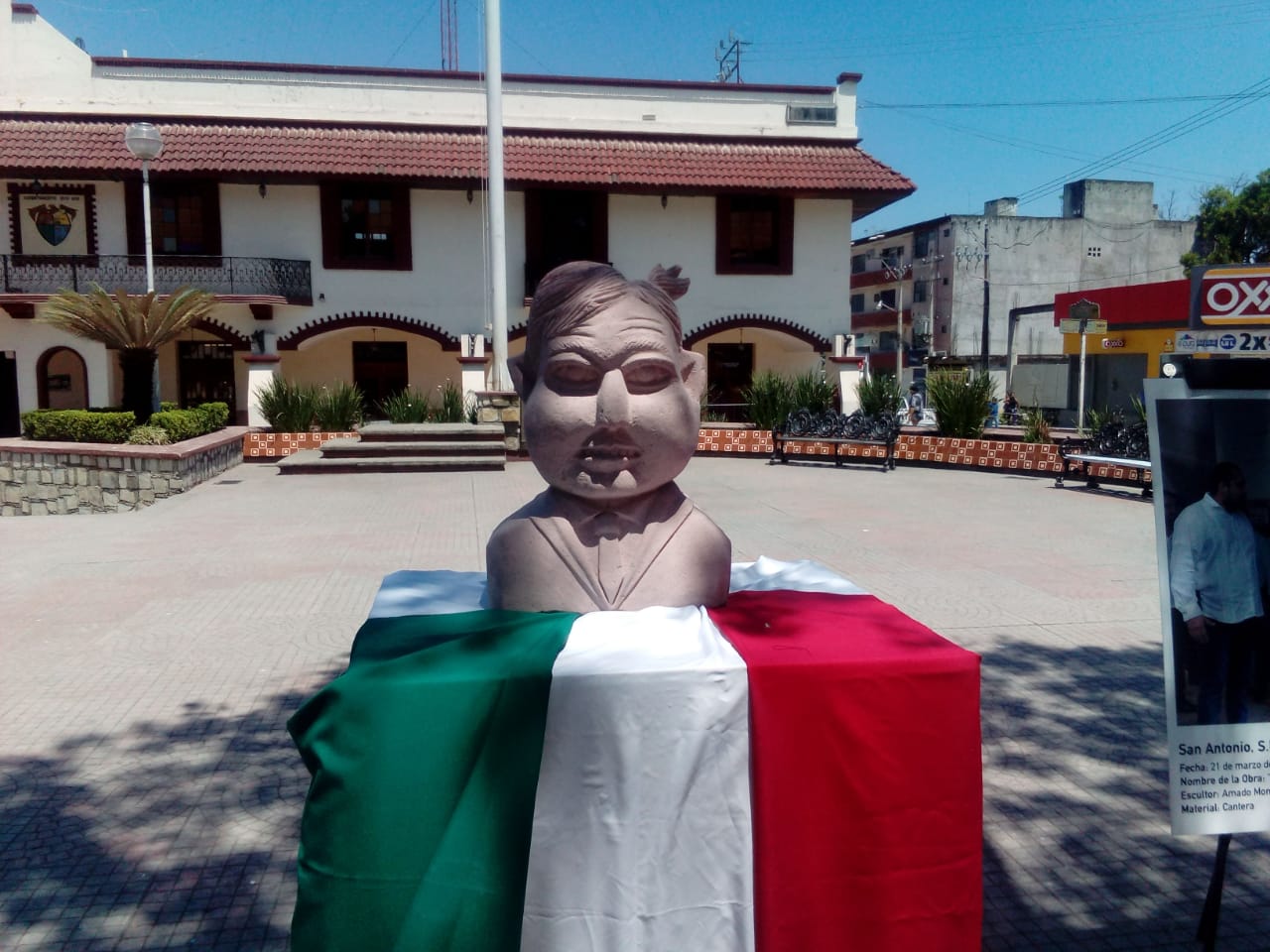 Del creador del polémico busto de Benito Juárez... develan ahora en SLP el de AMLO 