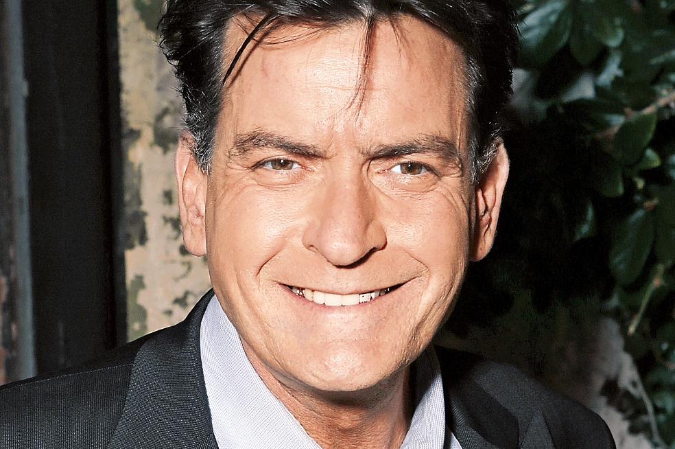 Charlie Sheen dice que Rossi quiso sexo sin protección