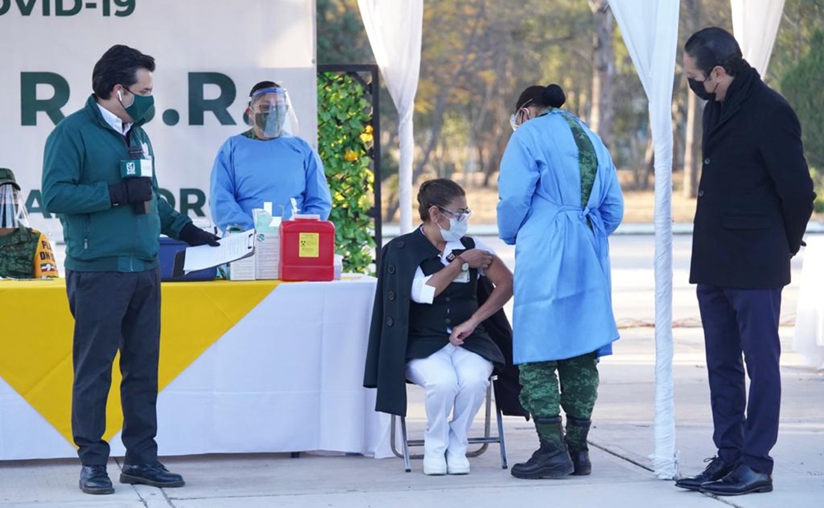 Inicia vacunación contra Covid-19 en sedes militares de Edomex y Querétaro