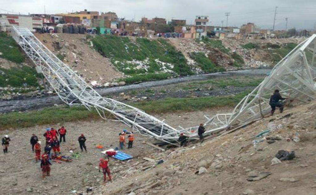 Ocho heridos tras caída de puente peatonal en Perú 
