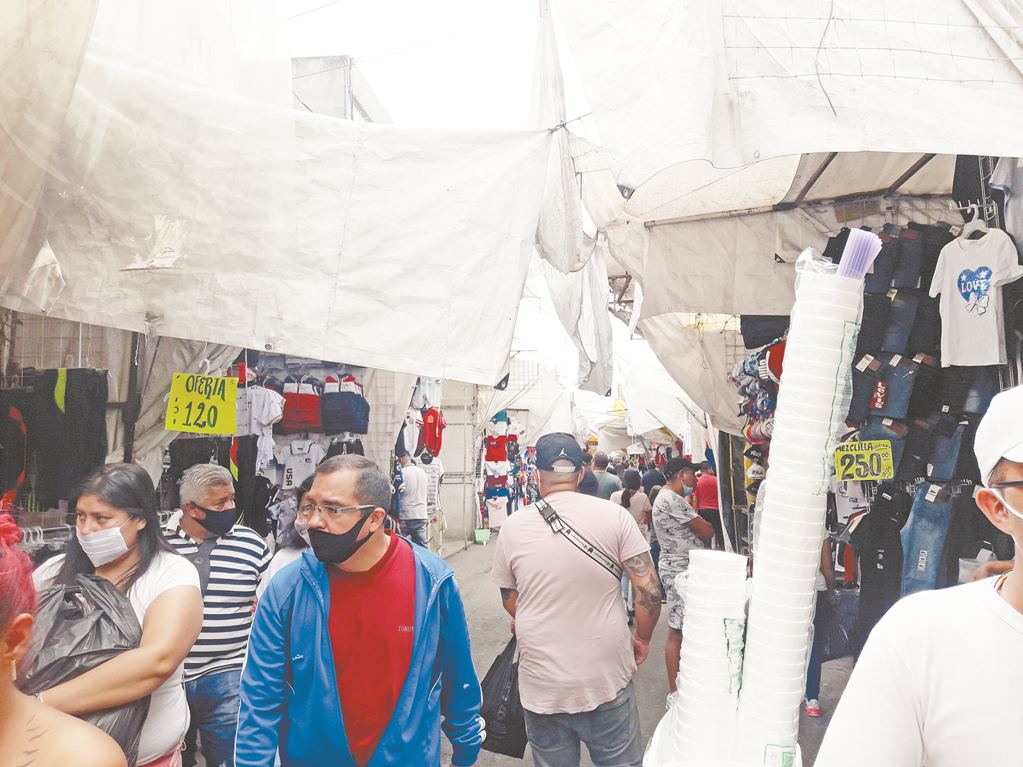 Calle Aztecas lució ya sin la sana distancia 