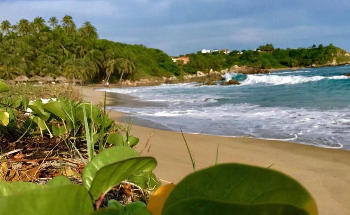 Mueren dos estudiantes de la UNAM que fueron arrastrados por el mar en Oaxaca